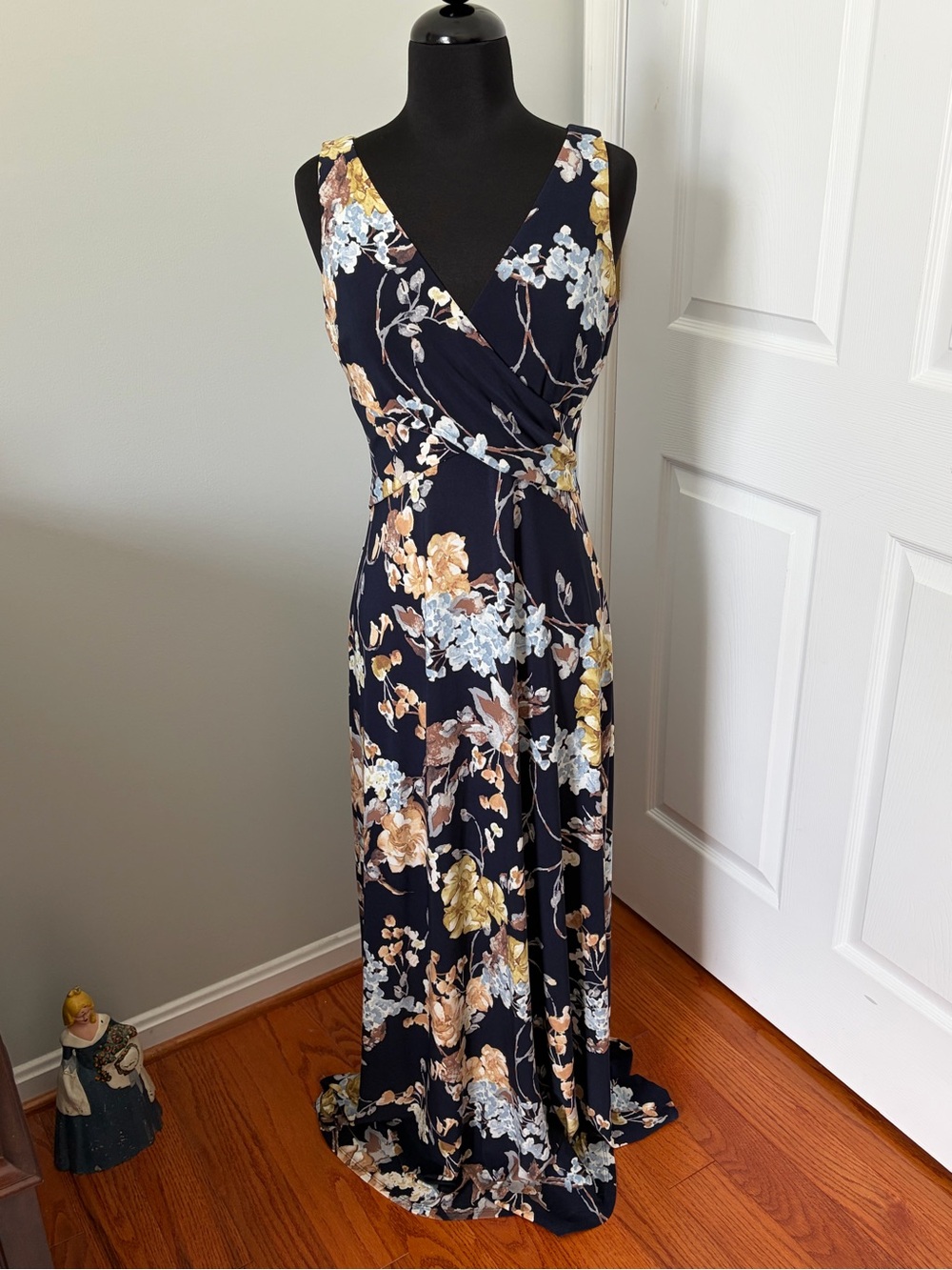Lauren Ralph Lauren, Floral/Navy, Sleeveless, Maxi Dress, Size Small. Beautiful!